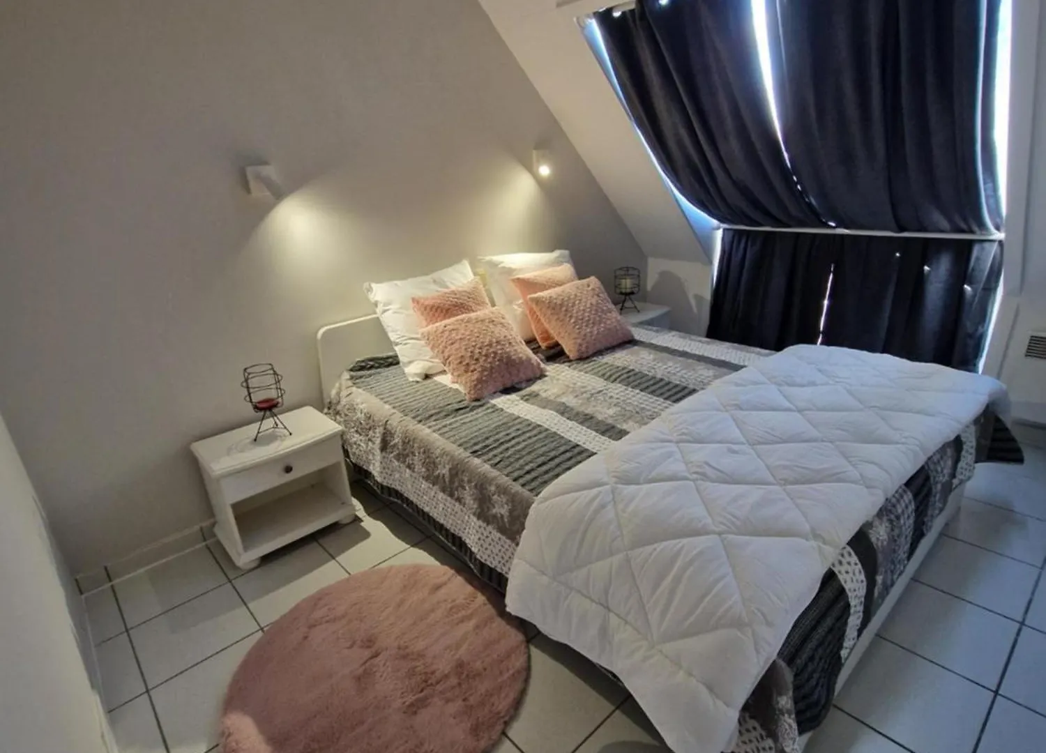 Very Large Duplex 4-Bedroom Apartment Less Than 5 Minutes From The Sea! T46 Ostend